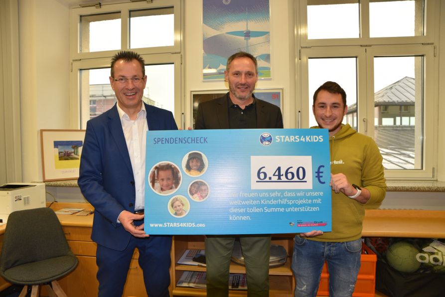 Martin Schäfer von Stars4Kids freute sich zusammen mit Schulleiter Uwe Mißlinger und dem Leiter der Ganztagsschule Max Drexler über die enorme Spendensumme.