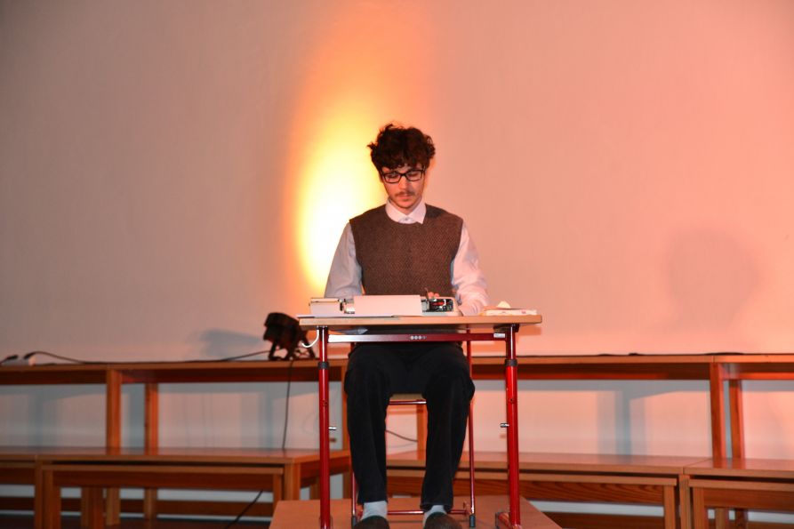 Der Schriftsteller Friedrich Dürrenmatt sitzt an seiner Schreibmaschine und schreibt sein Werk „Die Physiker“.
