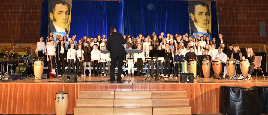 Die Chorklassen 5 und 6 begrüßten das Publikum musikalisch zum Frühjahrskonzert des Fraunhofer-Gymnasiums.
