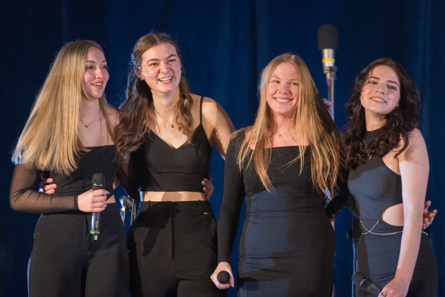 Die Sängerinnen des Vierg’sangs bei ihrem letzten offiziellen Schulkonzert am Fraunhofer, bevor sie ins Abitur starten.