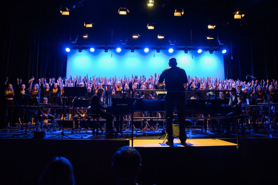 Fast 200 Mitwirkende zeigten bei der Aufführung der „Carmina Burana“ auf der Bühne der Stadthalle eine eindrucksvolle Choreographie.