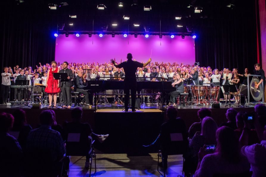 Andreas Ernst, Schulmusiker am Fraunhofer-Gymnasium, leitete die fulminante Aufführung der „Carmina Burana“ in der Stadthalle Cham.