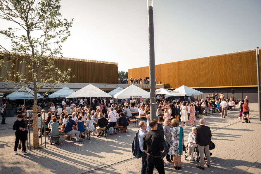 Bereits beim Vorprogramm am Nachmittag war die Plaza der Stadthalle Cham bestens gefüllt und die Zuhörer genossen die tolle Musik und die sommerlichen Temperaturen.