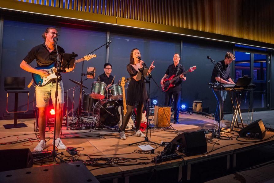 Am Abend heizte „Areal Jamming“, die ehemalige Fraunhofer-Schulband, dem Publikum nochmal so richtig ein.