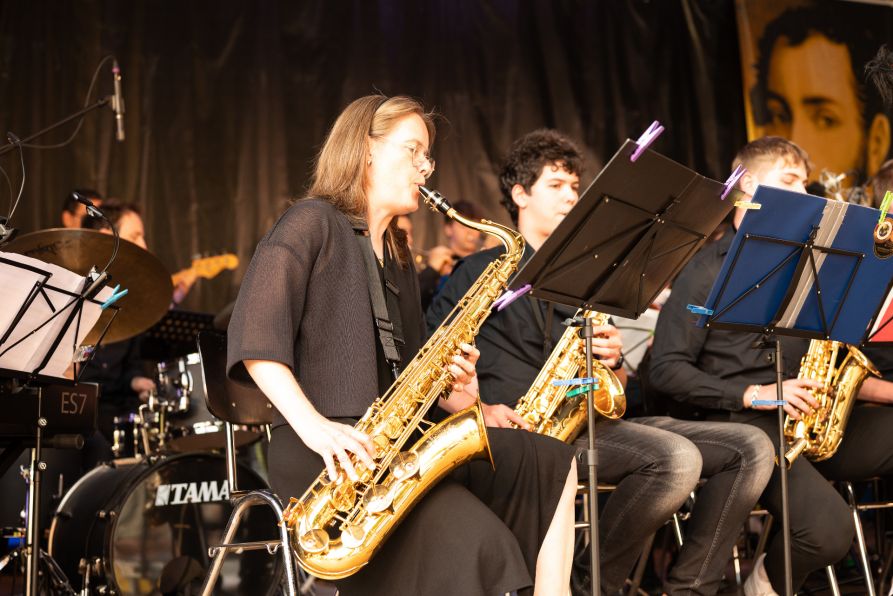 Susanne Melichar, Leiterin des Torelli-Kammerorchesters, war im ersten Programmteil am Tenorsaxophon in der Jazzband zu hören.