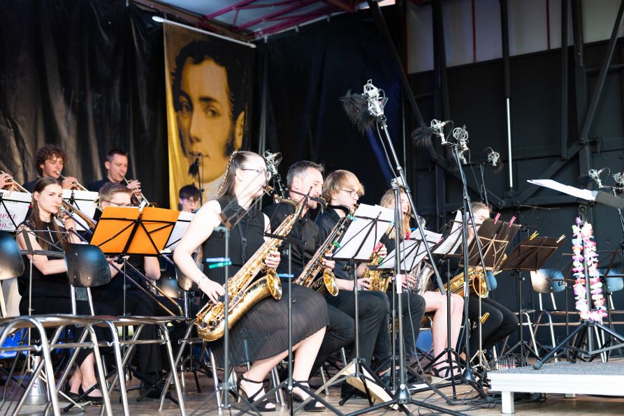 Die Ehemaligen-Bigband setzte sich aus Fraunhofer-Absolventen aus den Jahren zwischen 1994 und 2020 zusammen und war eine echte Herzensangelegenheit für den Bandleader Hubert Bauer.