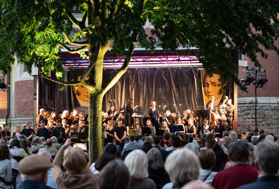 Der Innenhof der Landkreismusikschule war stimmungsvoll beleuchtet und bot eine wunderbare Kulisse für das Konzert „Bigband meets Orchestra“.