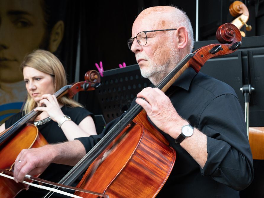 Dr. Hartmut Holzinger, 1. Vorstand des Orchesters, wirkte am Violoncello mit.