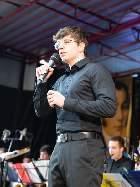 Josef Prasch bei seinem Gesangssolo zu „Feeling Good“, das erst vor wenigen Jahren auch von Michael Bublé gecovert worden war.