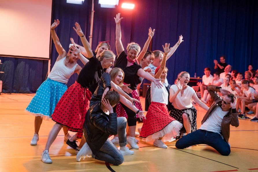 Riesigen Spaß hatte die Tanzgruppe rund um Isolde Graf bei ihrer Aufführung von „Grease Lightning“.
