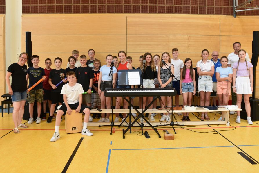 Die Musikklasse 6e/f umrahmte das Fest musikalisch mit Bommwhacker, Ukulelen und Gesang.