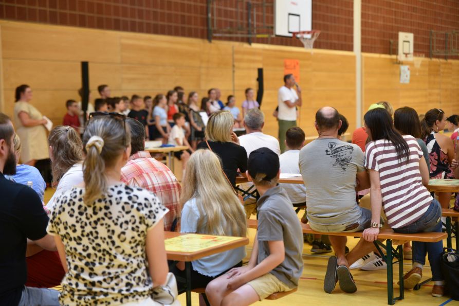 Schulleiter Uwe Mißlinger begrüßte die anwesenden Gäste in der Sporthalle der Schule.