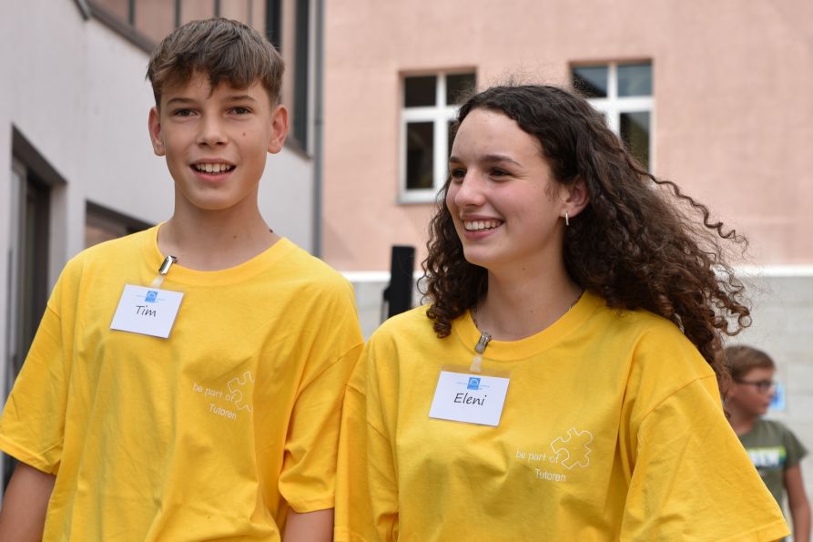 Die Fraunhofer-Tutoren warten schon auf die zukünftigen Fünftklässler, um mit ihnen das Schulhaus zu erkunden und stehen mit Rat und Tat zur Seite.
