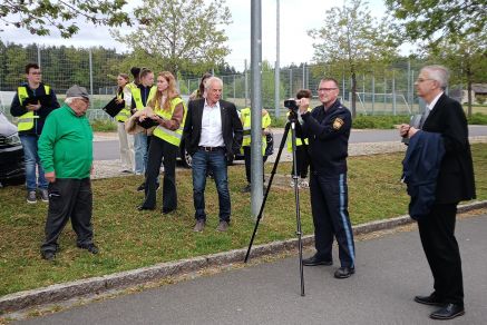 Zur Entfernungs- und Geschwindigkeitsmessung stand beim Bezirkswettbewerb der Schülerlotsen in Amberg ein Laser-Messgerät zur Verfügung.