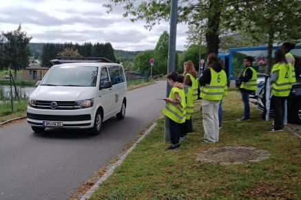 Eine Aufgabe beim Wettbewerb bestand darin, die Geschwindigkeit vorbeifahrender Fahrzeuge richtig zu schätzen.