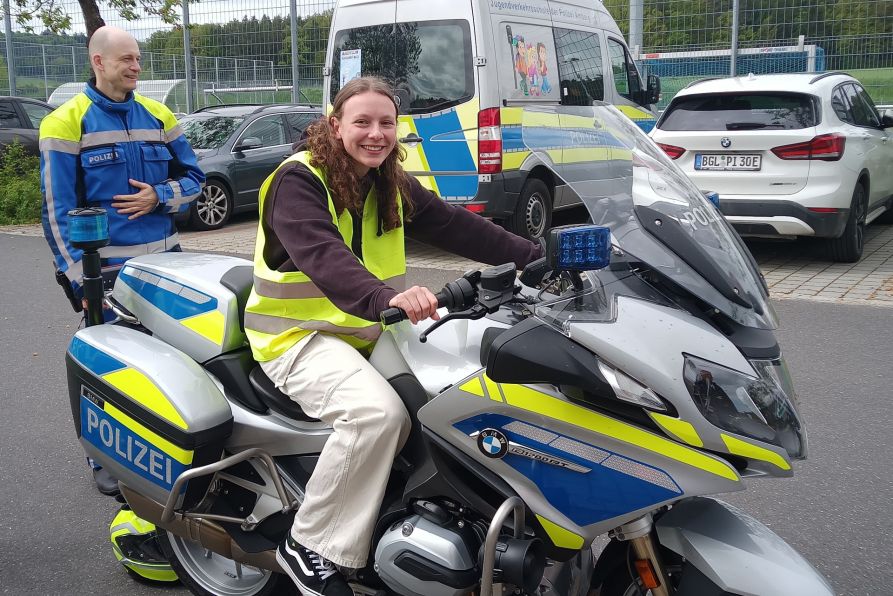 Das vollausgestattete Polizei-Motorrad stand für den Schülerlotsenwettbewerb zur Verfügung. Runa Beckmann durfte auf der schweren Maschine probesitzen.