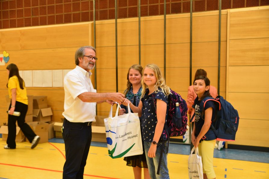Der Förderverein hatte eigens angefertigte Zeugnismappen als Geschenk dabei.