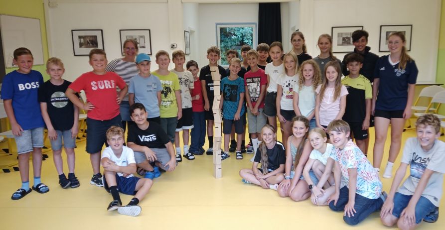 Beim "Tower of power" konnten die Schülerinnen und Schüler ihre Teamfähigkeit unter Beweis stellen.