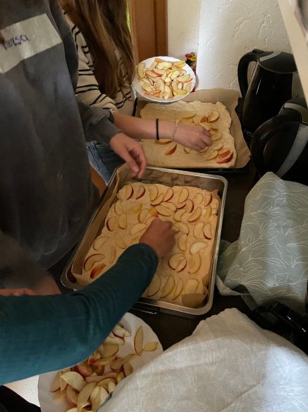 Beim gemeinsamen Kochen und Backen waren ganz unterschiedliche Kompetenzen gefragt.