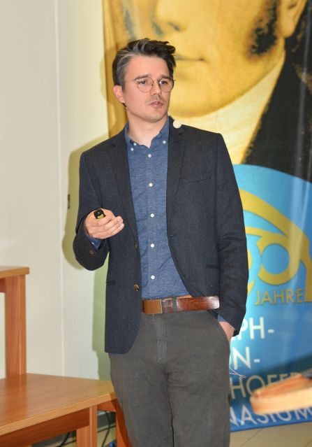 Dr. Maximilian Plach, Geschäftsführer der 2bind GmbH, erläuterte dem interessierten Publikum, wie in der Biotechindustrie neue Medikamente entwickelt werden.