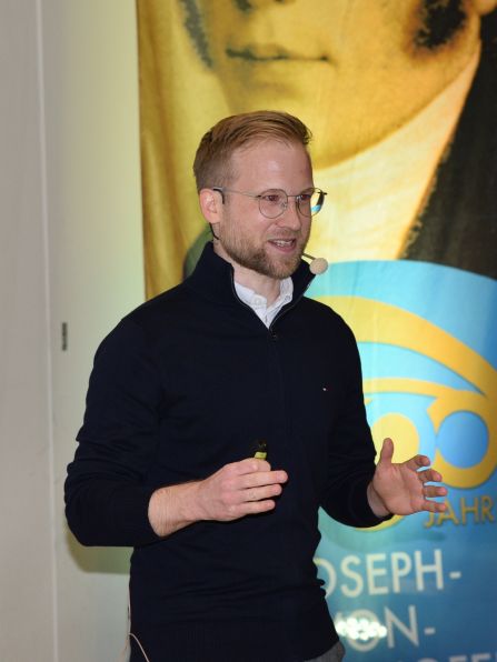 Dr. rer. nat. Christoph Habel von der Biofibre GmbH sprach über die Entwicklung und Produktion von naturfaserverstärkten Biokunststoffen.