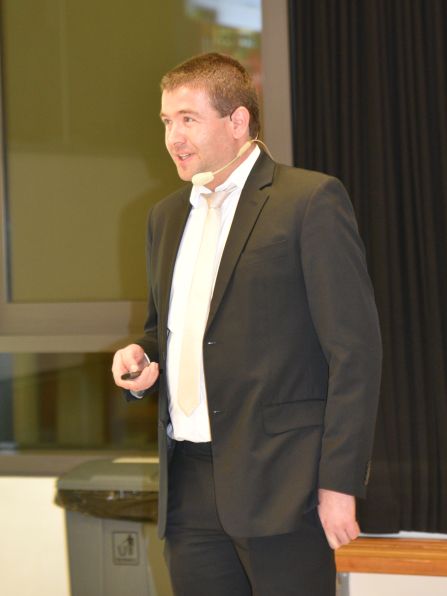 Prof. Dr. Michael Griesbeck, Professor für Physik und Bauphysik an der TH Rosenheim, referierte über „Laser: existenziell für die moderne Gesellschaft oder nur ein Lieblingsspielzeug der Physiker?“.