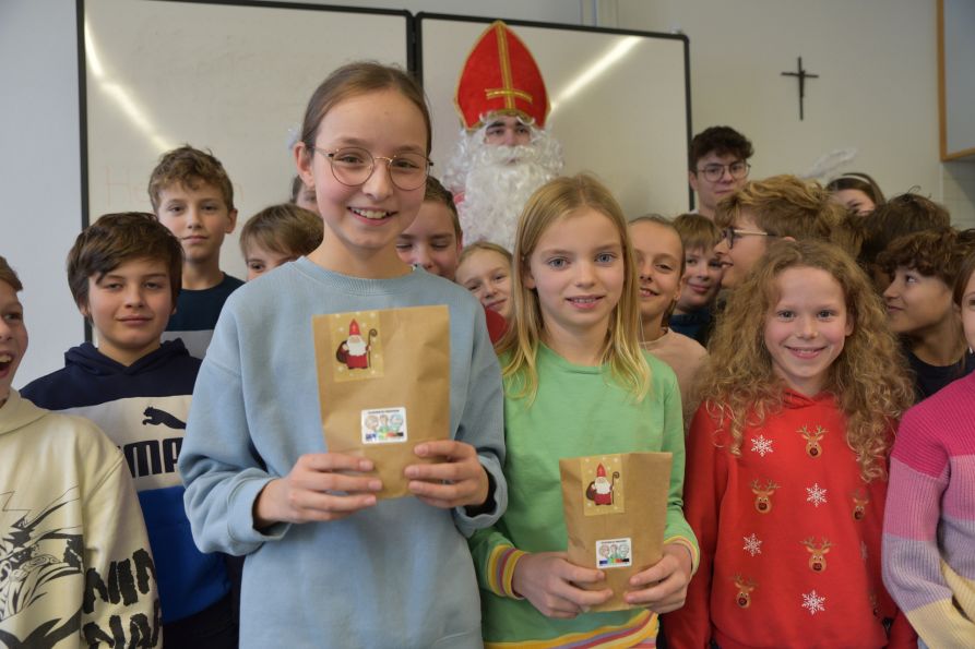 Mit großer Freude packten die Kinder ihre Nikolausgeschenke aus!