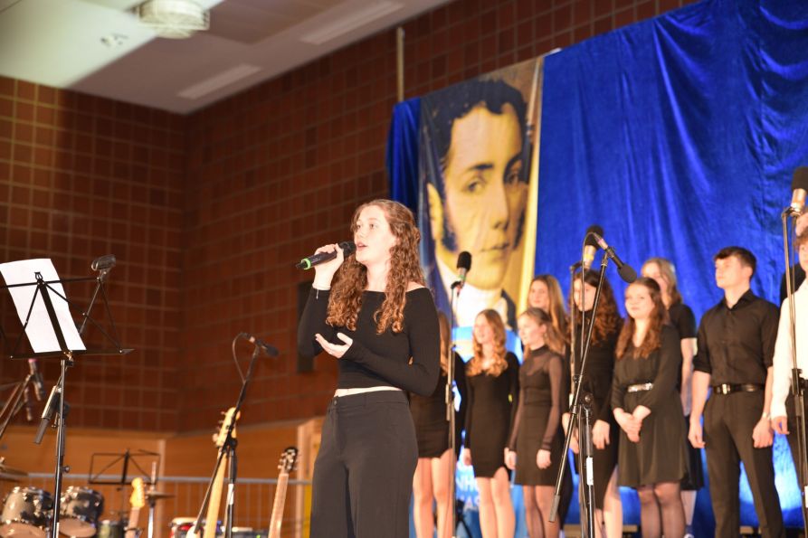 Elinor Weiß gab zusammen mit dem Kammerchor ein traumhaftes Solo zum Besten.