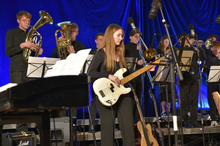 Die Jazzband des Fraunhofer-Gymnasiums lebt nicht nur von den tollen Solisten und den wunderbar zusammengespielten Bläsern, sondern vor allem auch von der Rhythmus-Section, die bei „Mary, did you know?“ zu waren Höchstleistungen auflief.