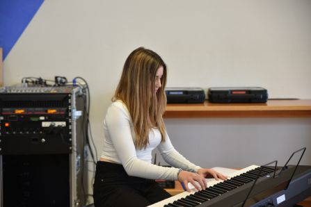 Während sich die Jury zur Beratung zurückgezogen hatte, ...