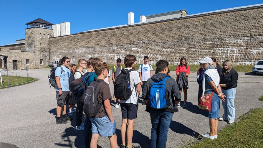 Für die Fraunhofer-Schüler der 12. Klasse war der Besuch in der KZ-Gedenkstätte äußerst ergreifend.