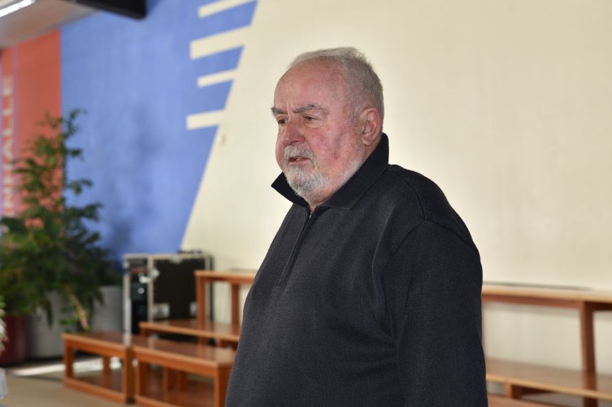 Dr. Reinhard Erös während seines Vortrags am Fraunhofer-Gymnasium