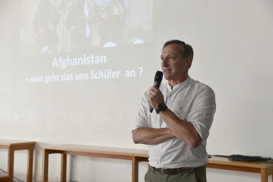 Schulleiter Uwe Mißlinger begrüßte die anwesenden Fraunhofer-Schüler und ging auf die Frage „Afghanistan – was geht das uns Schüler an?“ ein.
