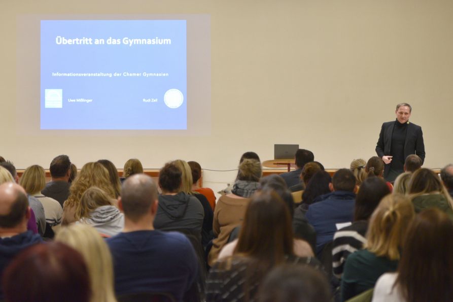 Über 140 Eltern waren in die Pausenhalle des Fraunhofer-Gymnasiums gekommen, um sich über den Übertritt ans Gymnasium zu informieren.