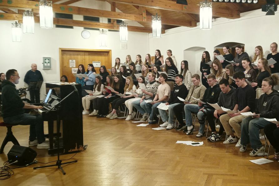 Der große Chor und der Kammerchor waren rund um die Uhr beschäftigt, um das Frühjahrskonzert und den Auftritt im Bierzelt Anfang Mai vorzubereiten.