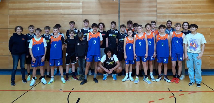 Die Mannschaften beim Regionalfinale Basketball