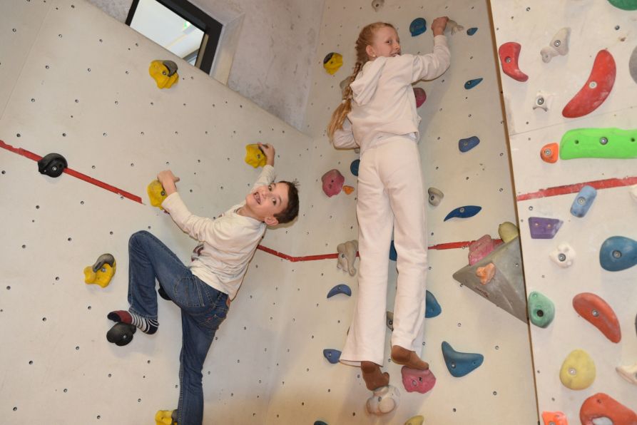 Manche kletterten in der schuleigenen Boulderhalle ganz hoch hinaus.