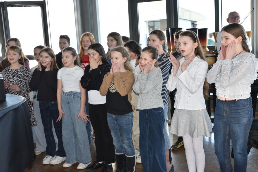 Die Chorklassen zeigten in einem kleinen Konzert zusammen mit der Bläser- und der Streicherklasse ihr Können und hatten ein lustiges Lied einstudiert.