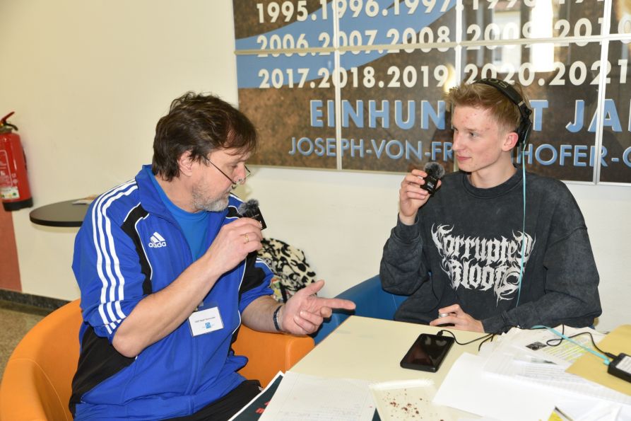 Beim Schulpodcast „School of Opinions“ standen auch Lehrer Rede und Antwort.