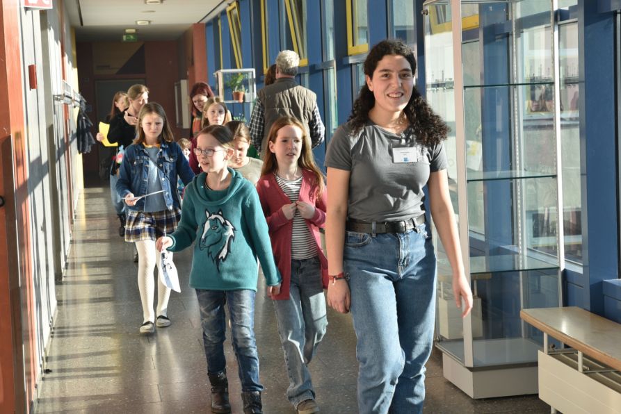 Die Tutoren und auch die FSJlerin Anna Bucher führten durch das Schulhaus und zeigten den zukünftigen Fraunhofern die spannendsten Plätze.