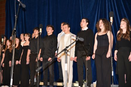 Tolle Klangfarben und saubere Intonation von den tiefsten bis hin zu den höchsten Stimmen gab es beim Kammerchor zu hören!