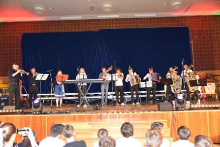 Die Volksmusik unter Siegi Mühlbauer lud zum bayerischen Tanz ein.