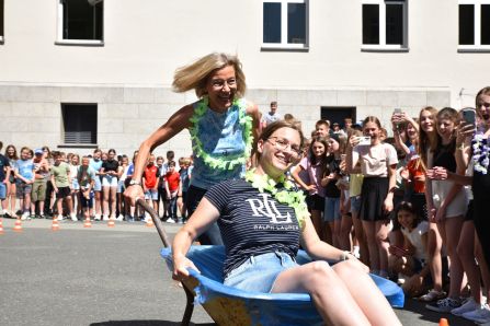 Beim Schubkarrenrennen zählten die Geographie-Lehrerinnen Antje Fritz und Theresa Dachs zu den schnellsten!