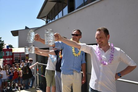 Langsam wurden die Arme schwer. Zum Schluss siegte Sportlehrer Stefan Schießl vor Schulleiter Uwe Mißlinger!