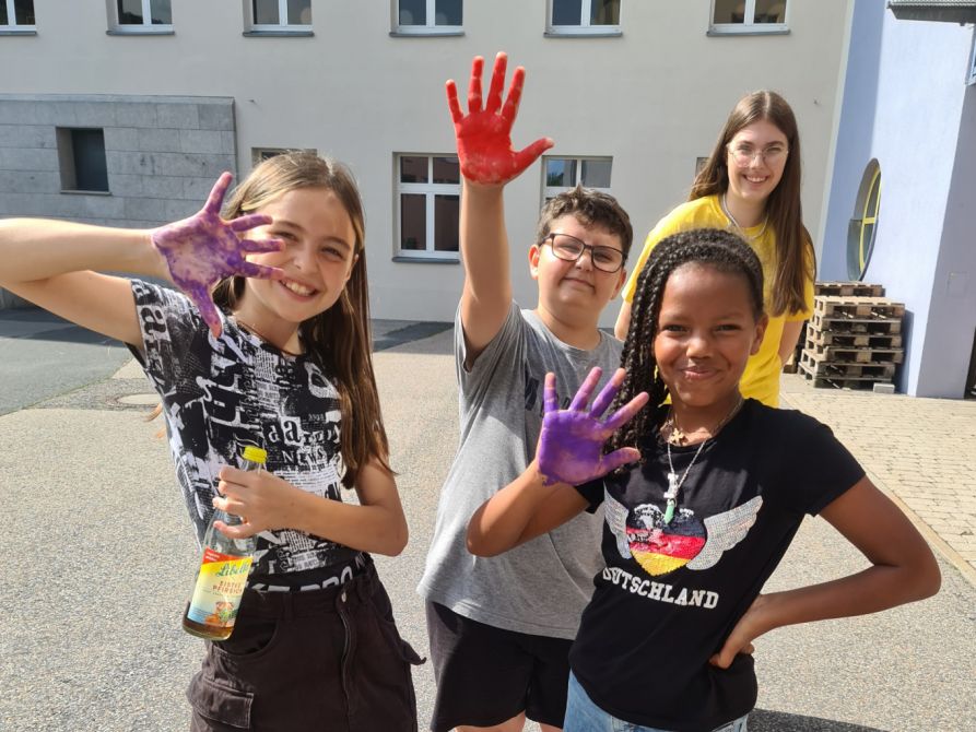 Viel Spaß hatten die neuen Fraunhofer beim Bedrucken ihrer Klassenfahne!