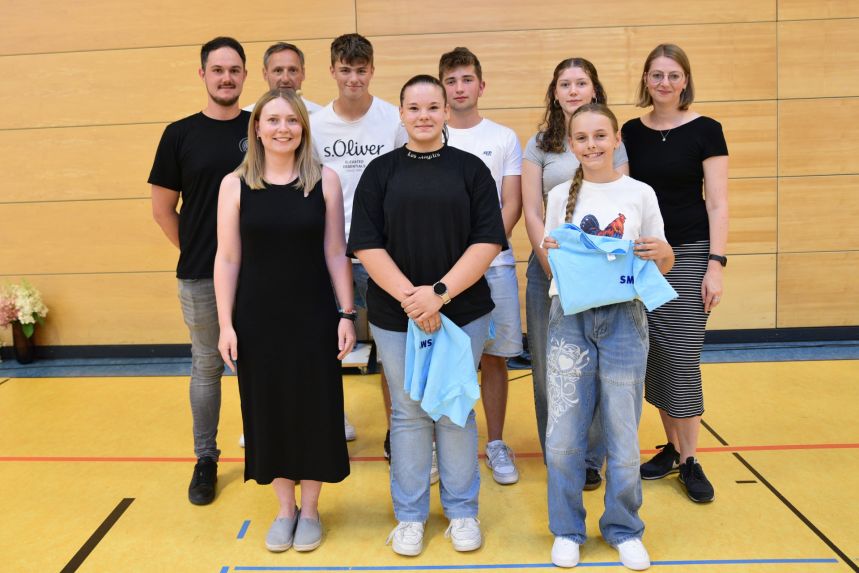 Die neuen Schülersprecher Tim Weichselmann, Lukas Lommer, Elinor Weiß, Sarah Mountain und Theresa Braun zusammen mit den Verbindungslehrern Verena Eichinger, Max Bauer und Andrea Wirnshofer.