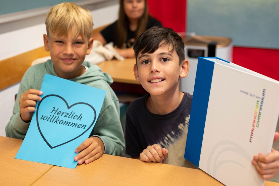Die Fraunhofer-Freunde, der Förderverein der Schule, spendierten für jeden Schüler eine eigens angefertigte Mappe für die zukünftigen Zeugnisse, Klassenfotos und Schulunterlagen.
