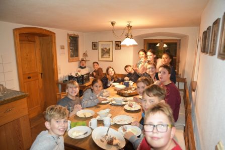 Glückliche Gesichter nach einem erfolgreichen Nachmittag und gutem Abendessen