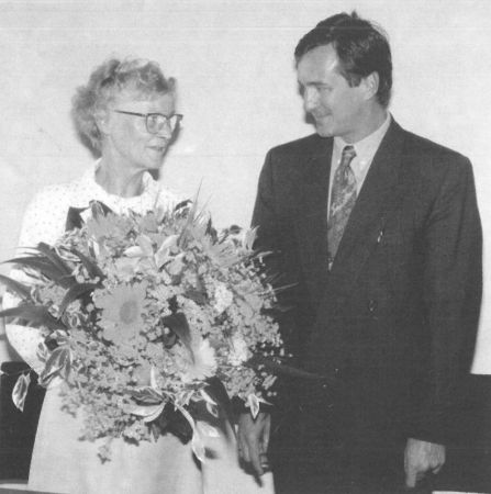 Erika Schäfer bei ihrer Verabschiedung aus dem Schuldienst 1995 zusammen mit dem damaligen Schulleiter Klaus Drauschke.