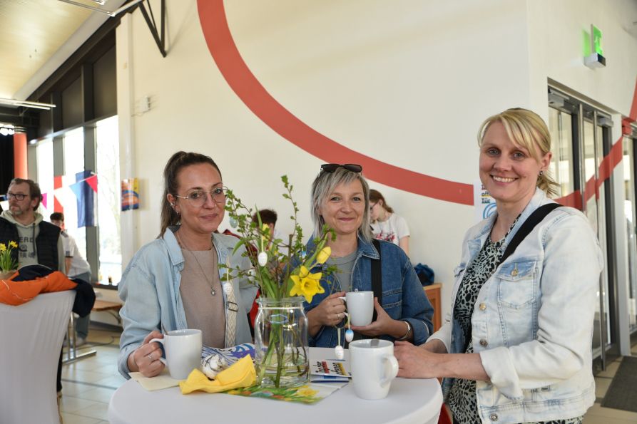 ... genossen andere in der Pausenhalle gemütlich einen Kaffee und kamen bei lockerer Atmosphäre mit anderen Eltern ins Gespräch.